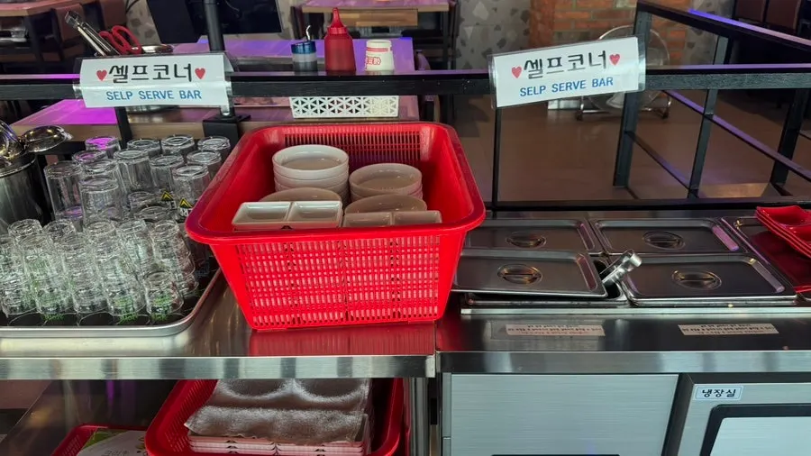 반찬과 식기, 비닐장갑을 가져다 쓰는 셀프코너