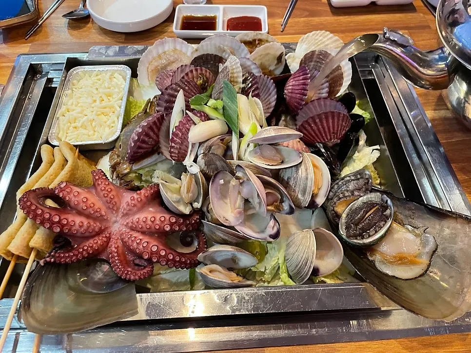 Table set after ordering the 3-person steamed clams