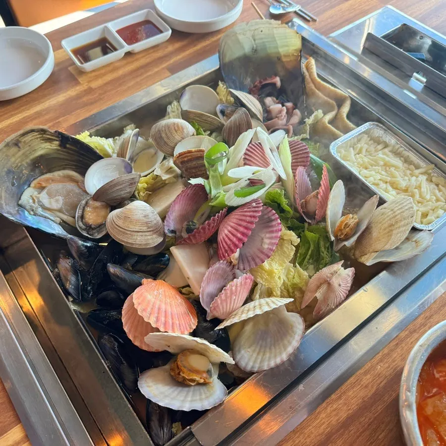 Table setting for the small guk-mul jogae-jjim for two