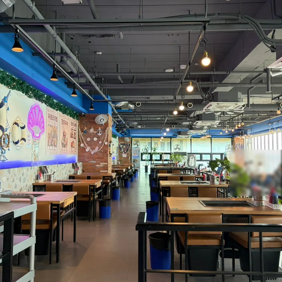 Table seating area with a split-level layout