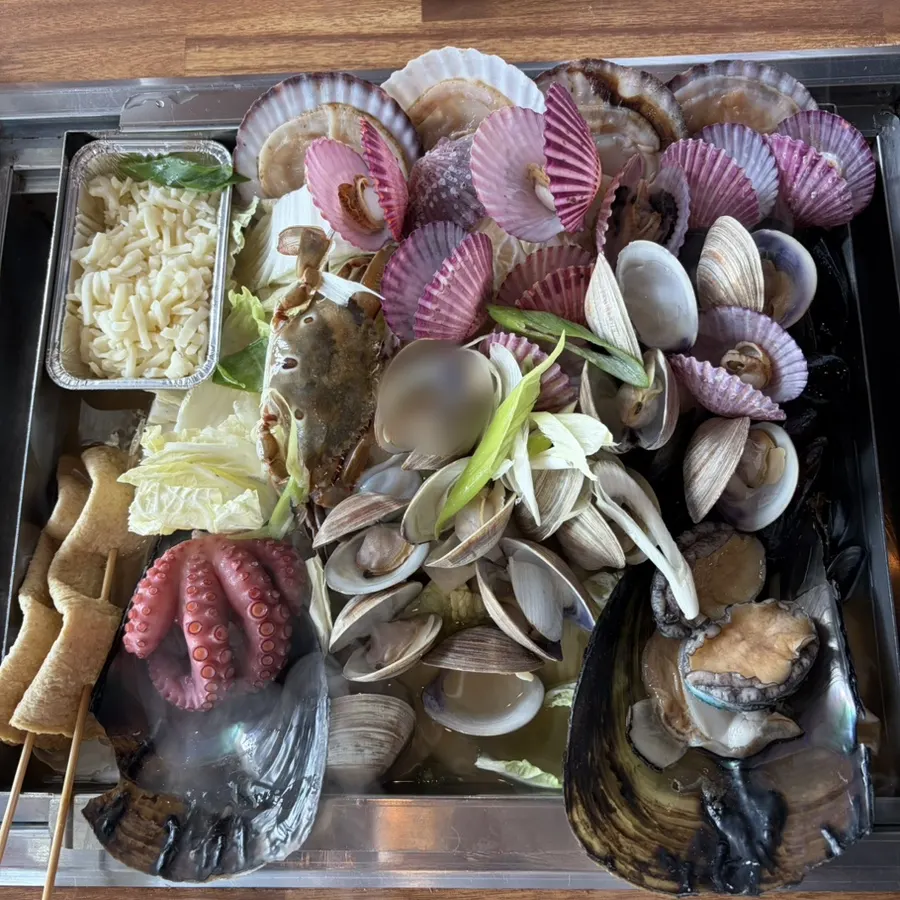 Table setting for the small steamed clams in broth for 2