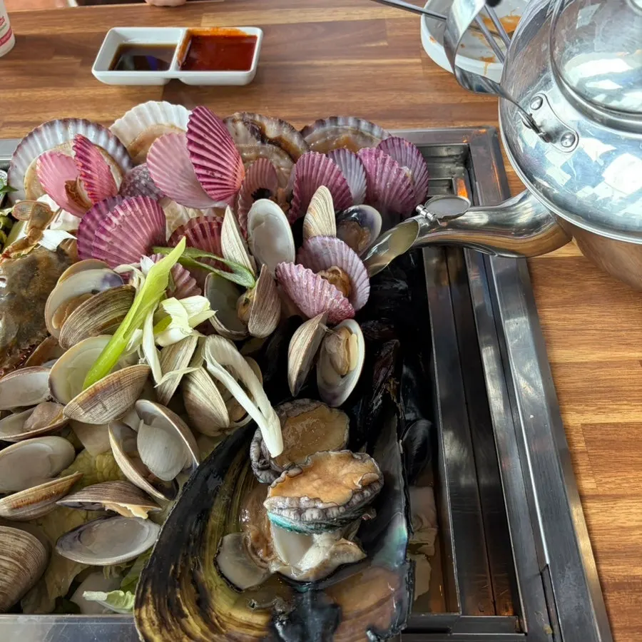 Close-up of a pot full of steamed clams