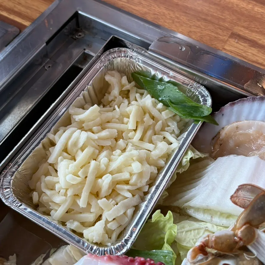 Extra ingredients: shrimp, baby octopus, fish cake, dumplings