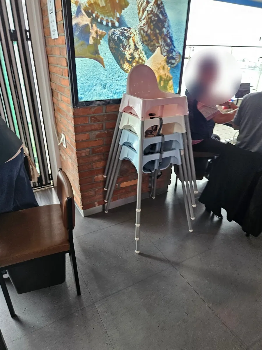 Self-service corner for side dishes and small plates
