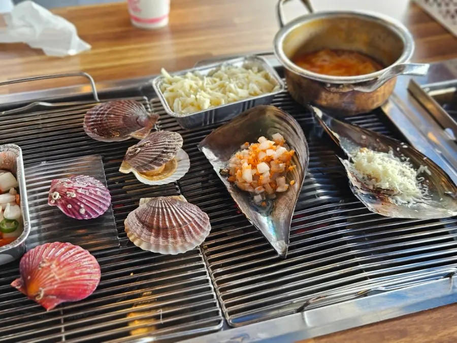 Grilled clam tray with scallops and abalone