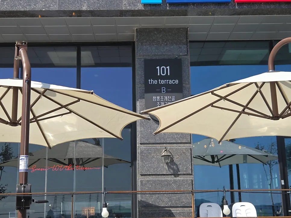Entrance leading up from the restaurant parking area