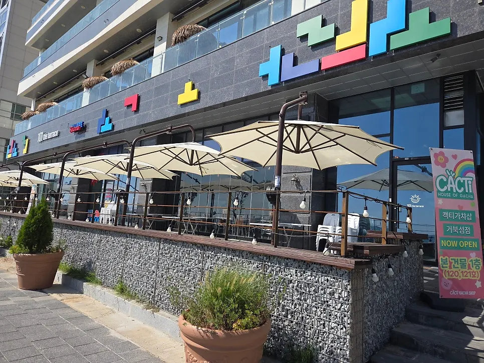 Terrace spread out in front of the beach