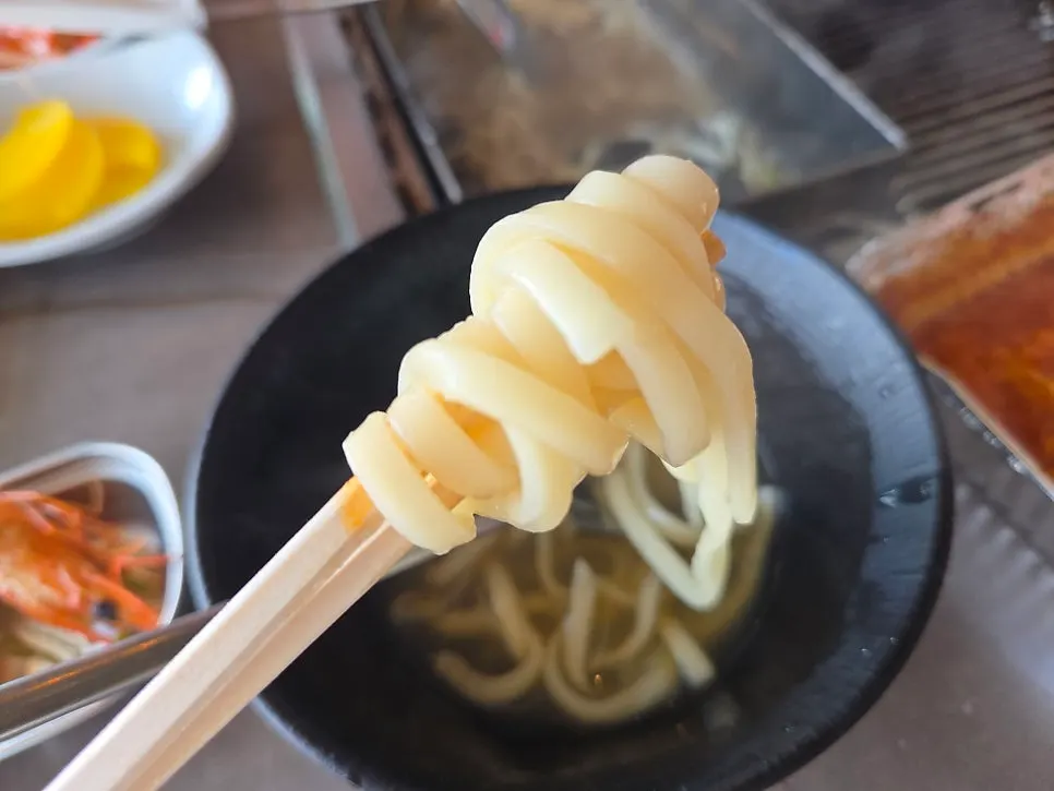 Kalguksu infused with vegetables and seafood
