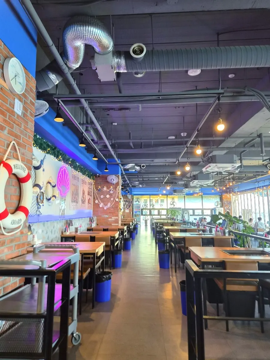 Spacious, pleasant seafood restaurant interior