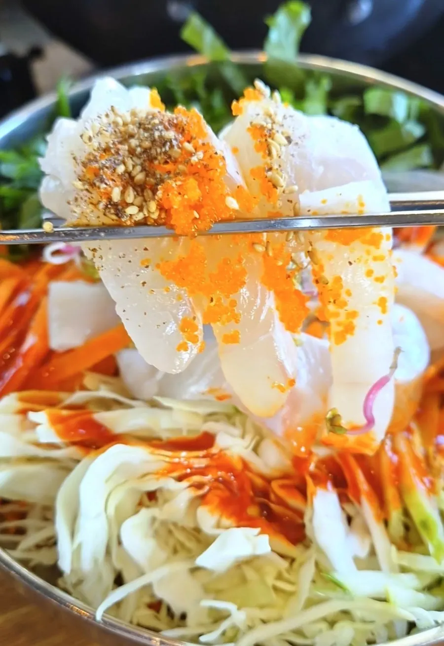 Icy mulhoe with thick slices of raw fish and vegetables