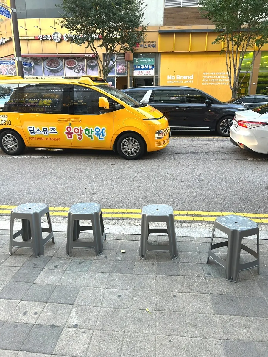 매장 밖에 마련된 웨이팅 대기 공간