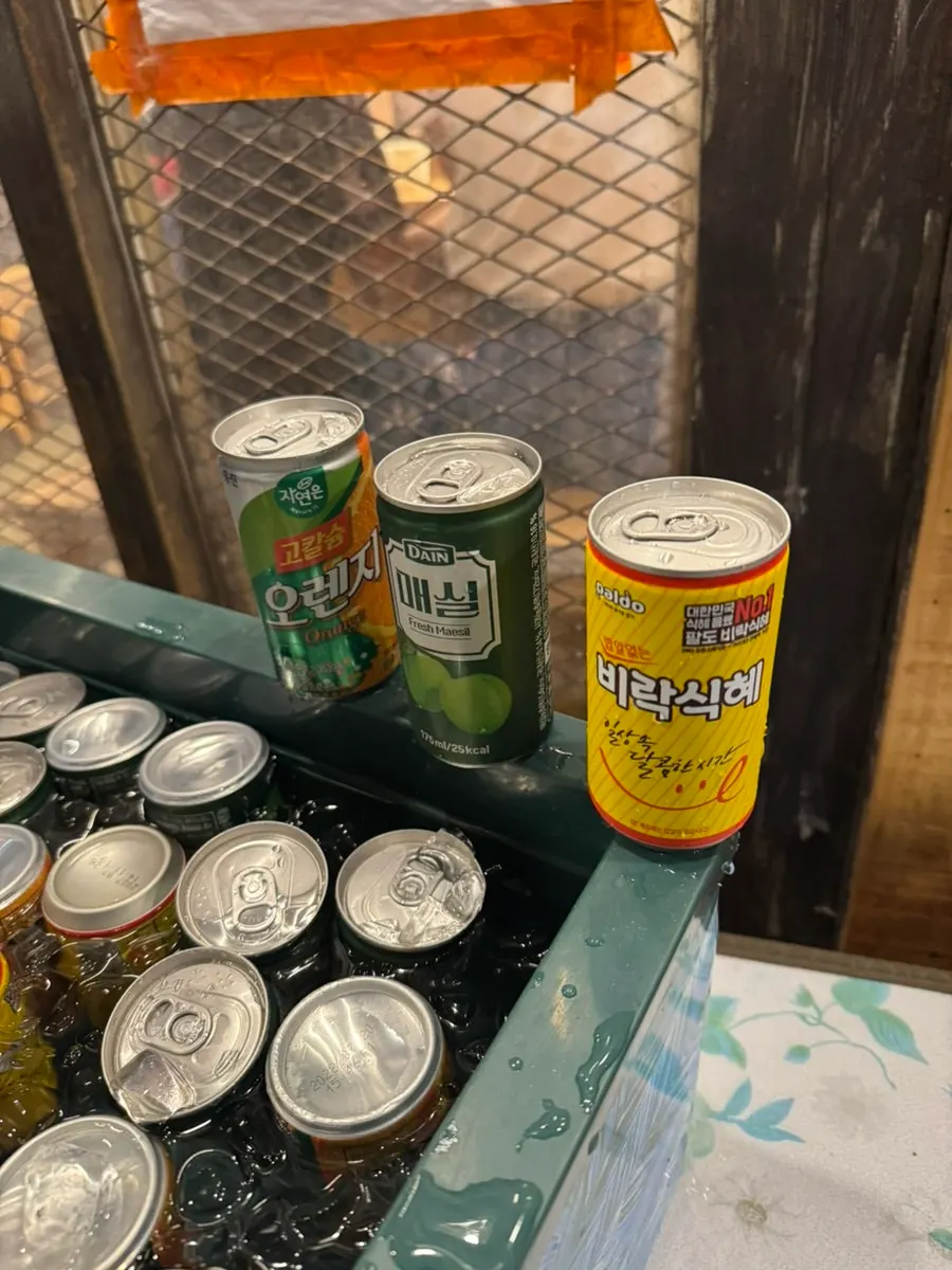 매장 외관과 주변 거리 모습