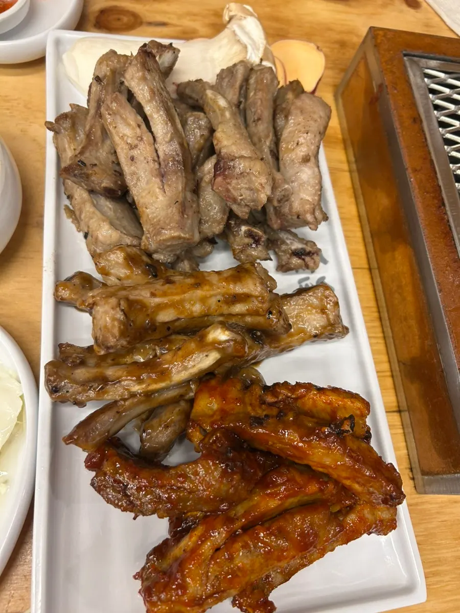 먼저 나온 밑반찬 한 상