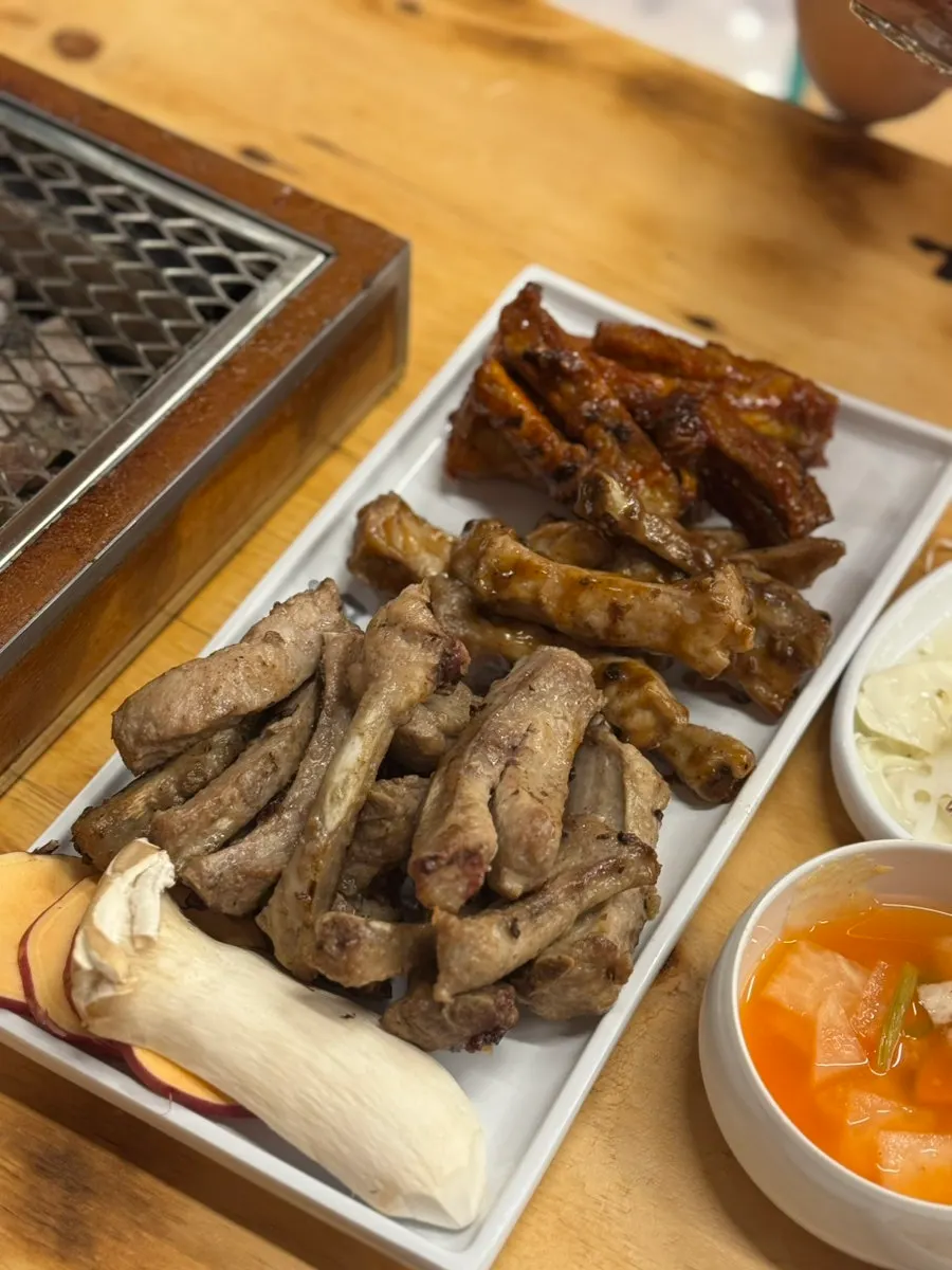 숯불 위에서 굽기 시작한 쪽갈비