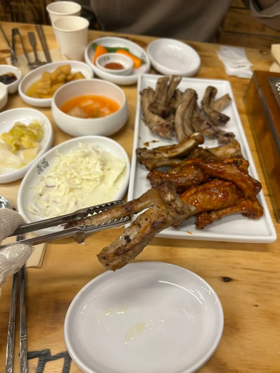 노릇하게 구워진 소금 쪽갈비