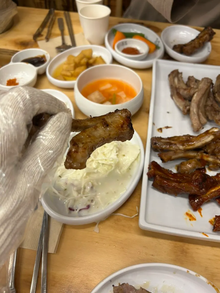 양념이 배어 있는 쪽갈비 구이