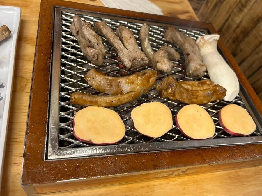 숯불 위 소금과 양념 쪽갈비