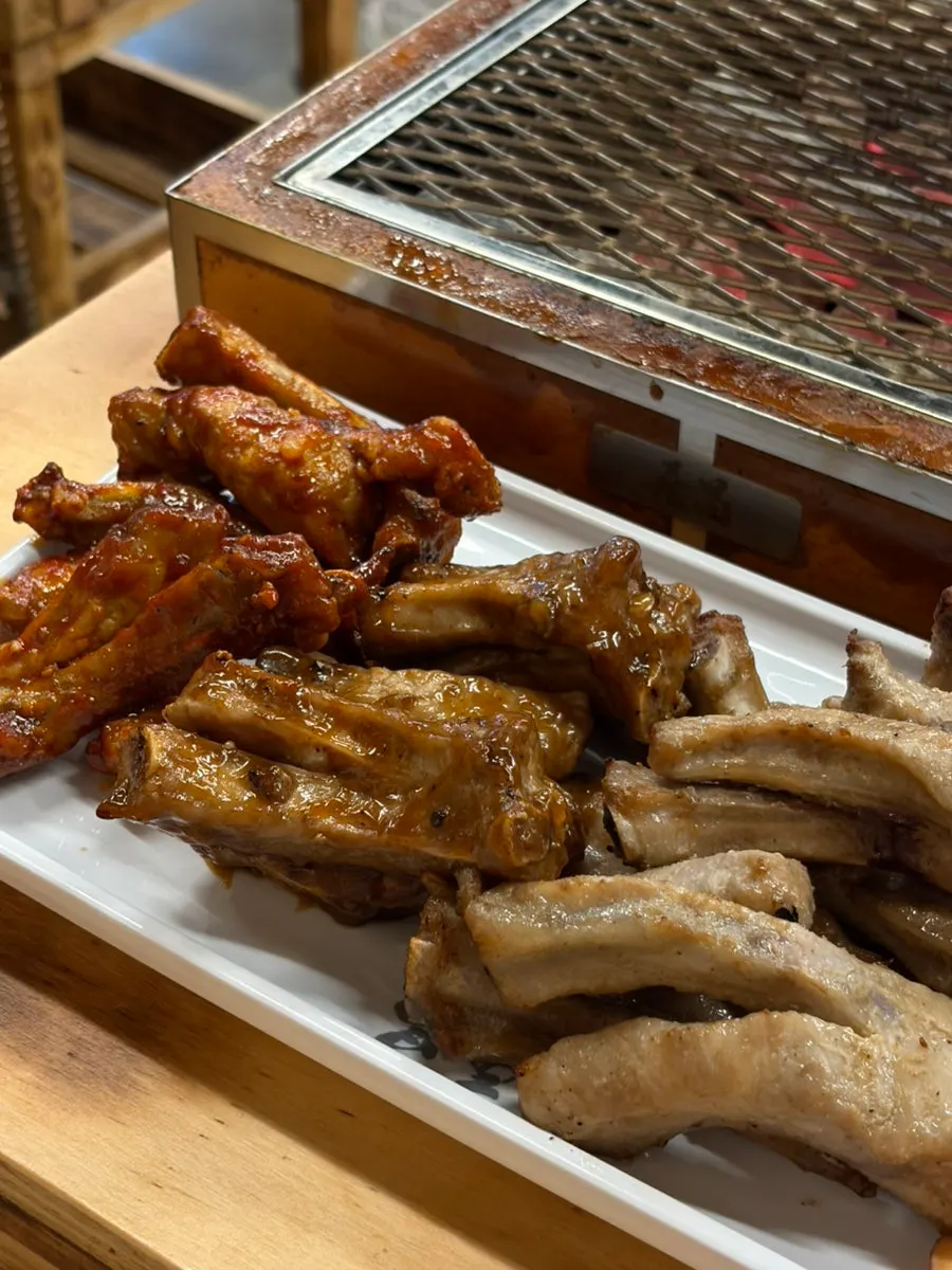 초벌해 나온 숯불 쪽갈비 접시