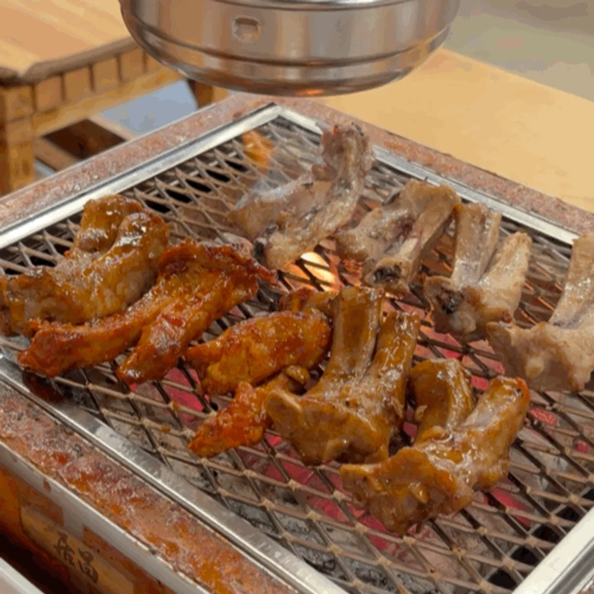 숯불 위에서 구워지는 쪽갈비