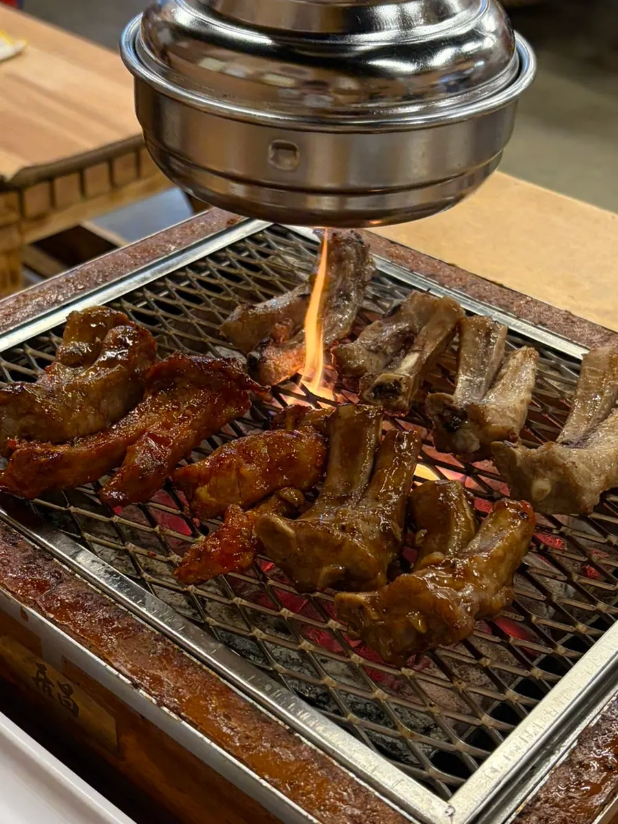 장갑 끼고 숯불에 굽는 쪽갈비