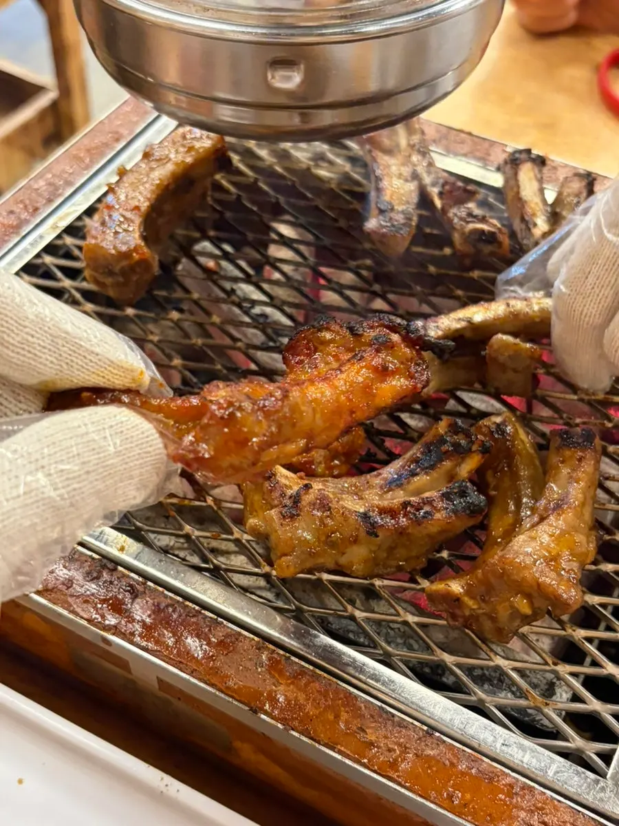 숯불 화로에 올린 양념 쪽갈비