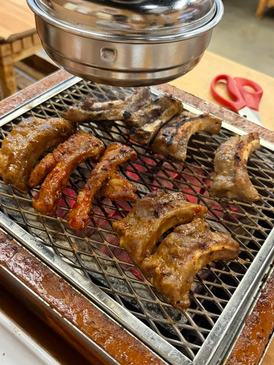 다 구워진 쪽갈비와 곁들임 반찬