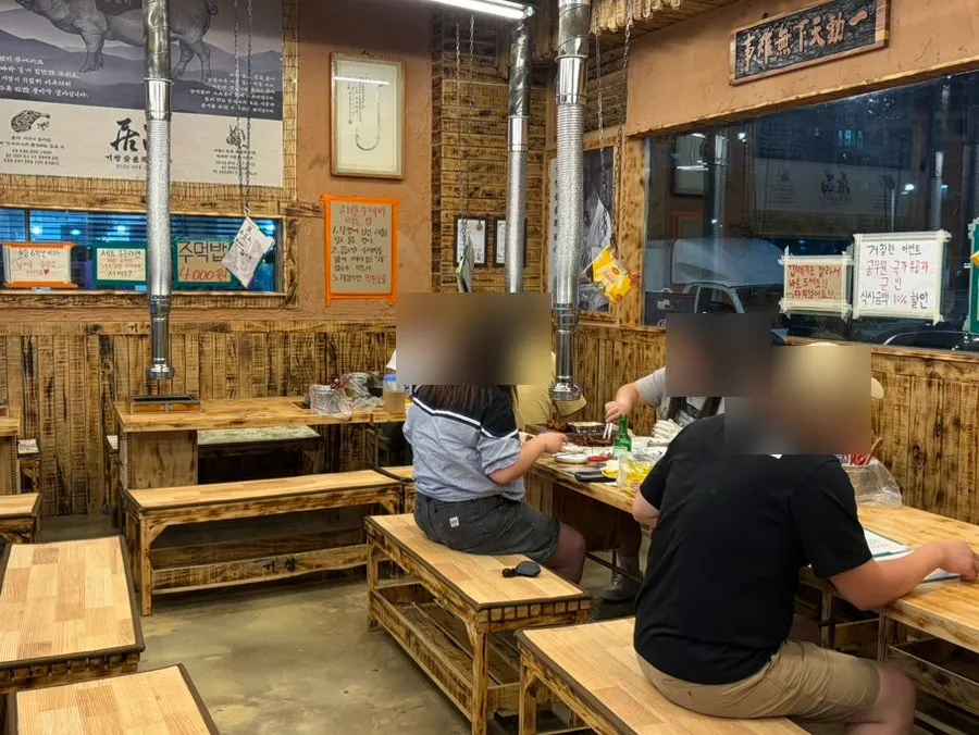 테이블 간격이 넓은 매장 내부