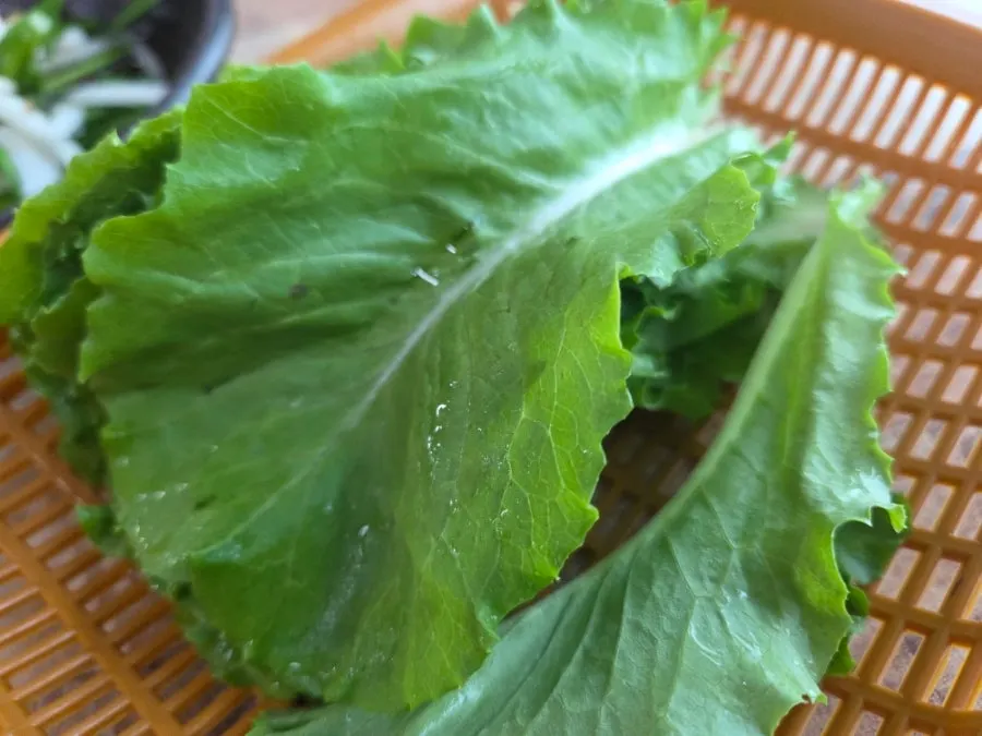 Fresh lettuce served with the suyuk