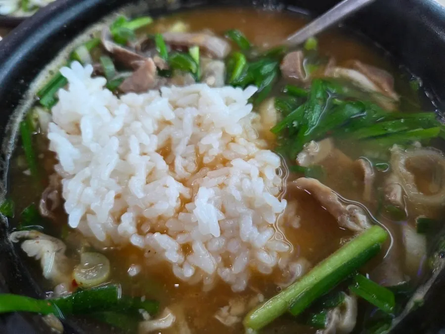 The clear-looking broth of the intestine gukbap