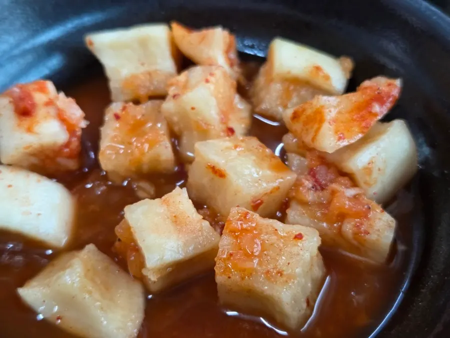 Crunchy kkakdugi eaten alongside the gukbap