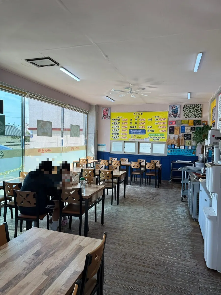 Quiet gukbap restaurant seating in the morning