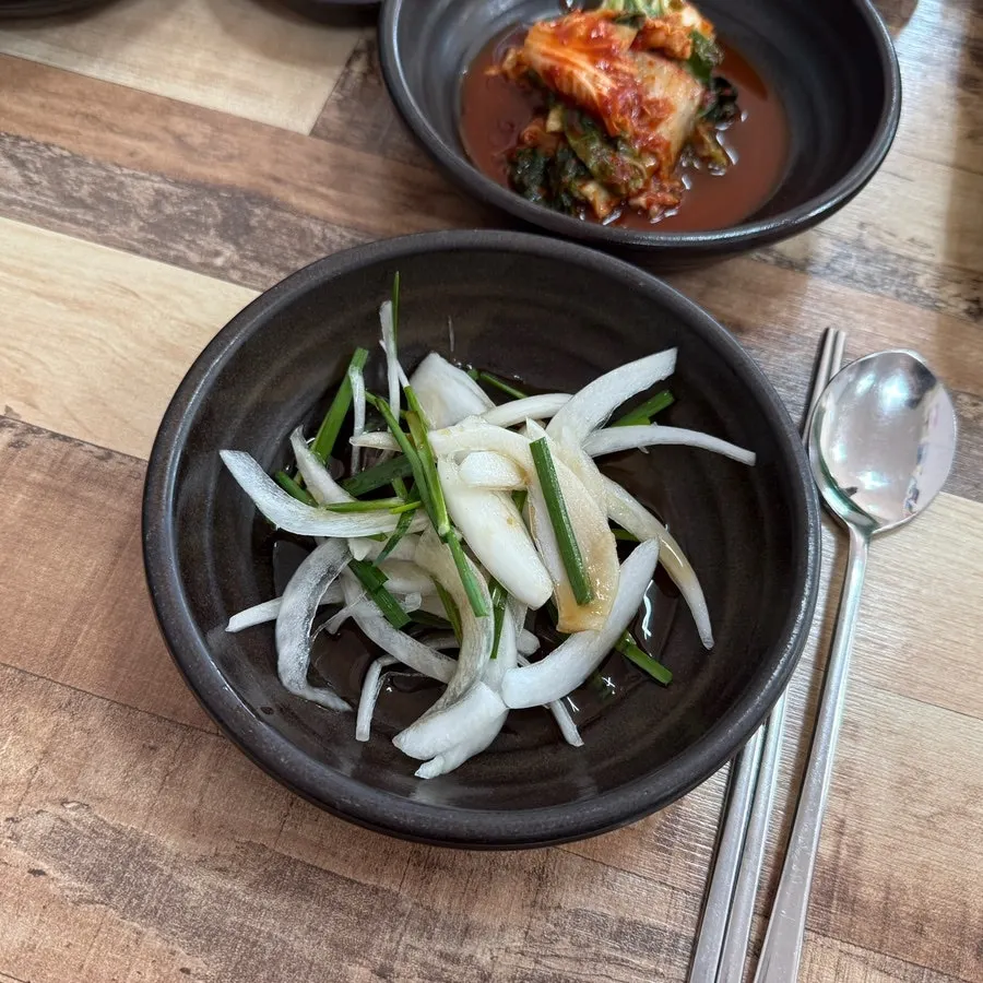Kkakdugi, geotjeori, chive salad and other side dishes