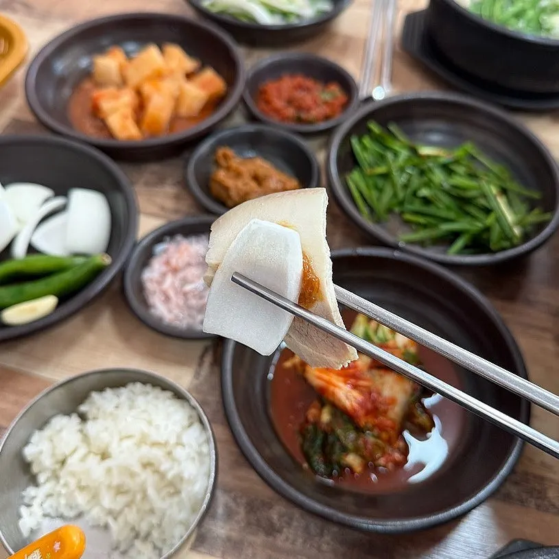 A piece of suyuk with pickled onion