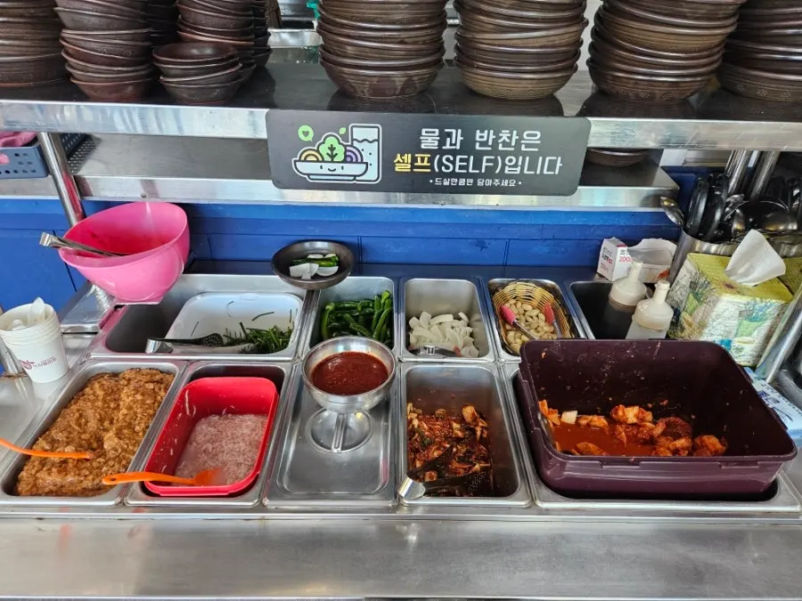 물과 추가 반찬을 담는 셀프코너