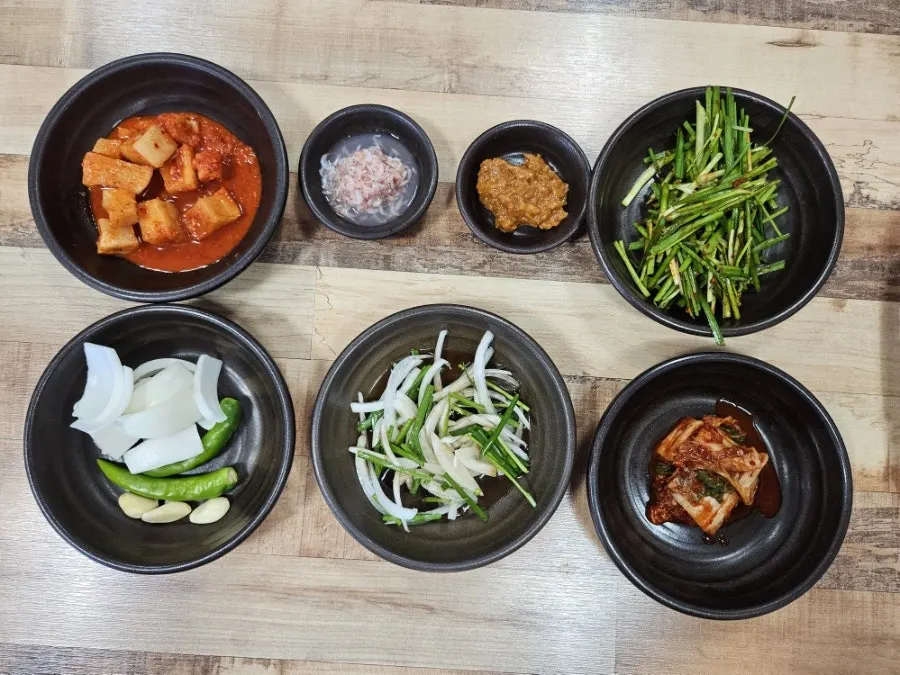 상에 깔린 기본 찬 한상
