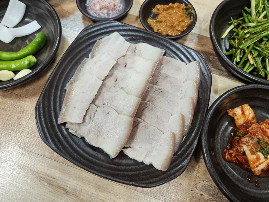 굵게 썰어 나온 맛보기 수육 한 접시