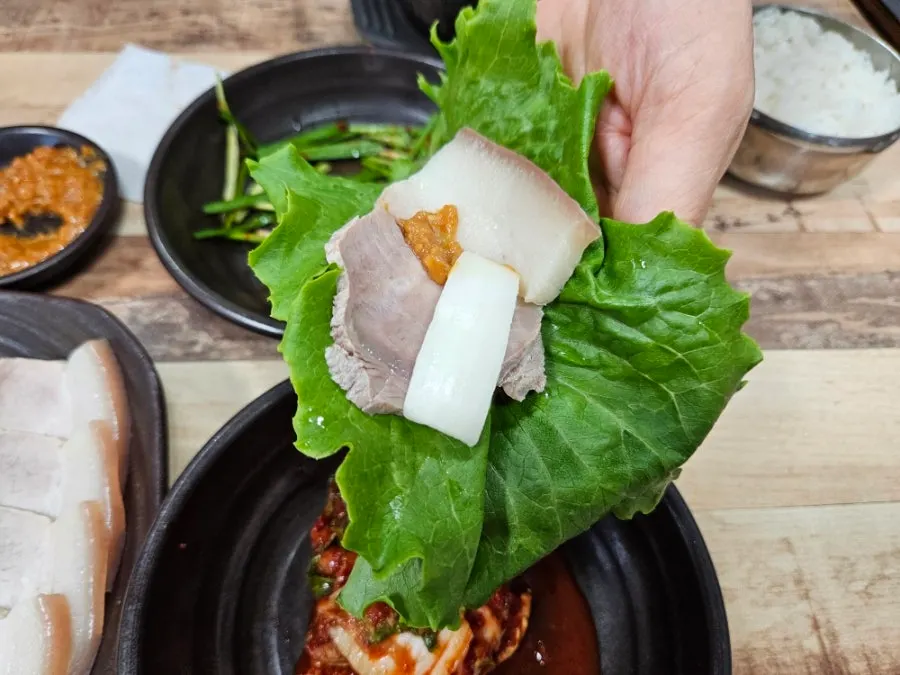 상추에 싸 먹는 수육 한 쌈