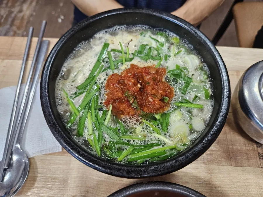 부추와 들깨가 올라간 섞어국밥
