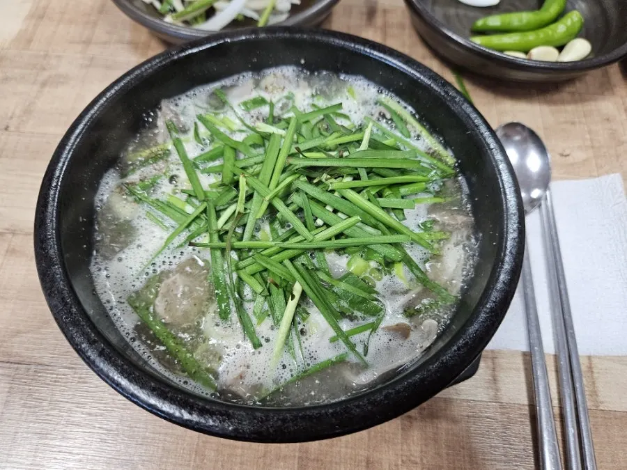 다대기가 올려져 나온 섞어국밥