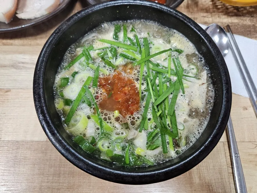다대기와 부추가 올라간 돼지국밥