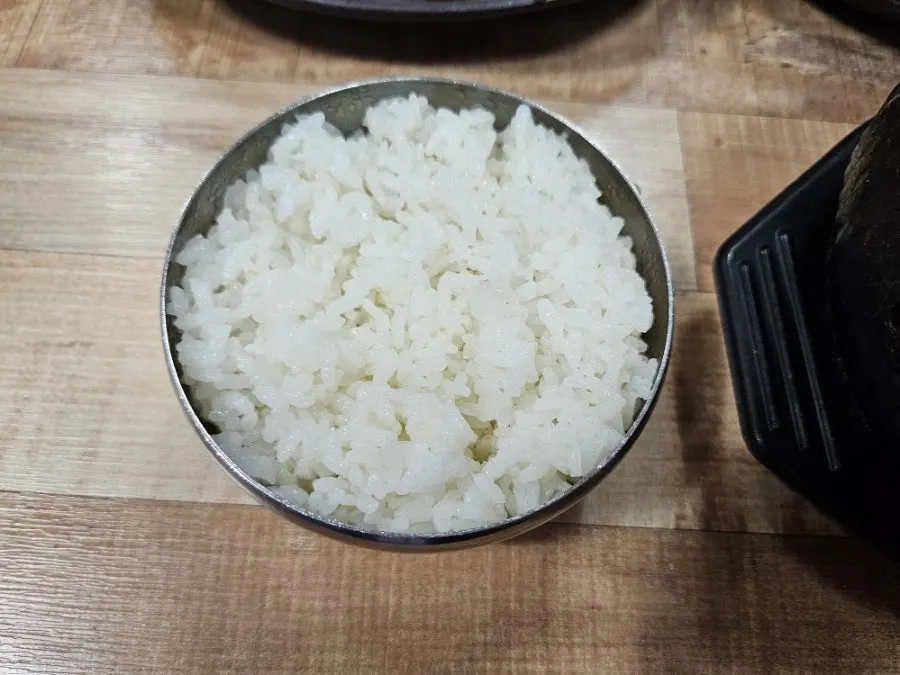 꽉 채워 나온 밥 한 공기와 돼지국밥