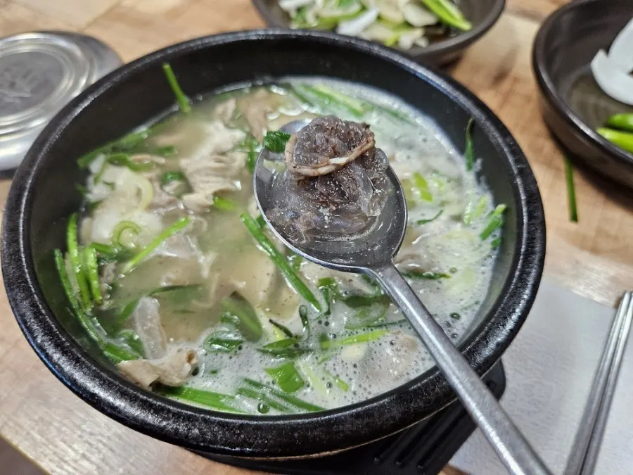 내장과 찰순대가 든 섞어국밥 건더기