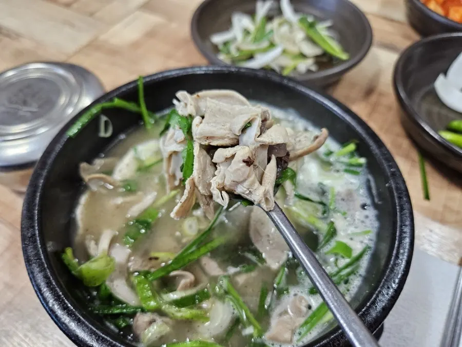섞어국밥 속 고기와 찰순대