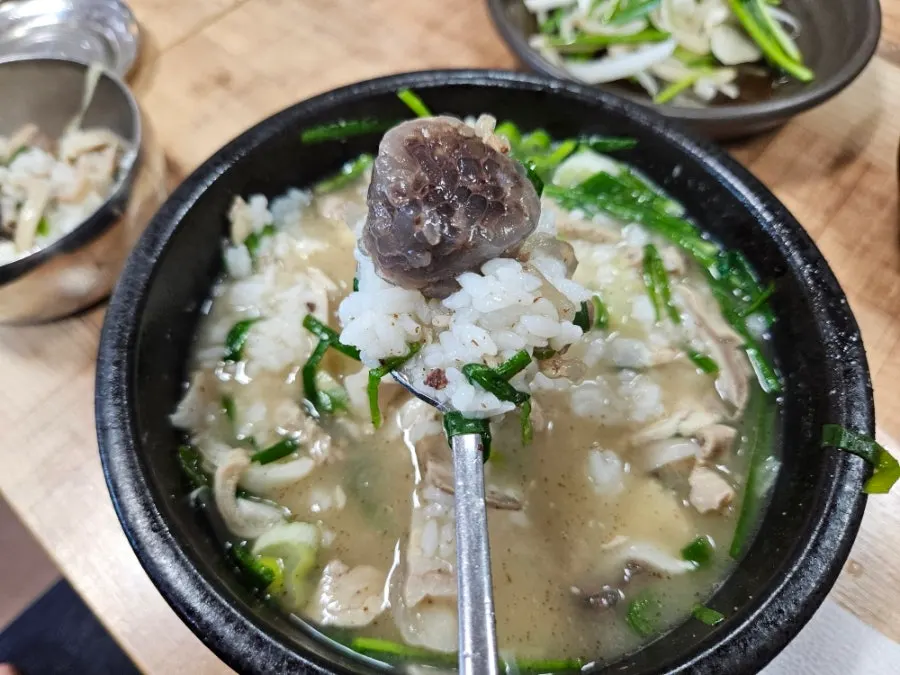 밥을 말아 먹는 섞어국밥 한 그릇