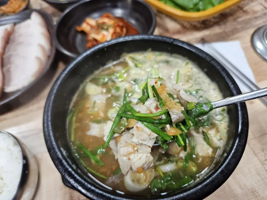 들깨 향이 도는 돼지국밥 국물