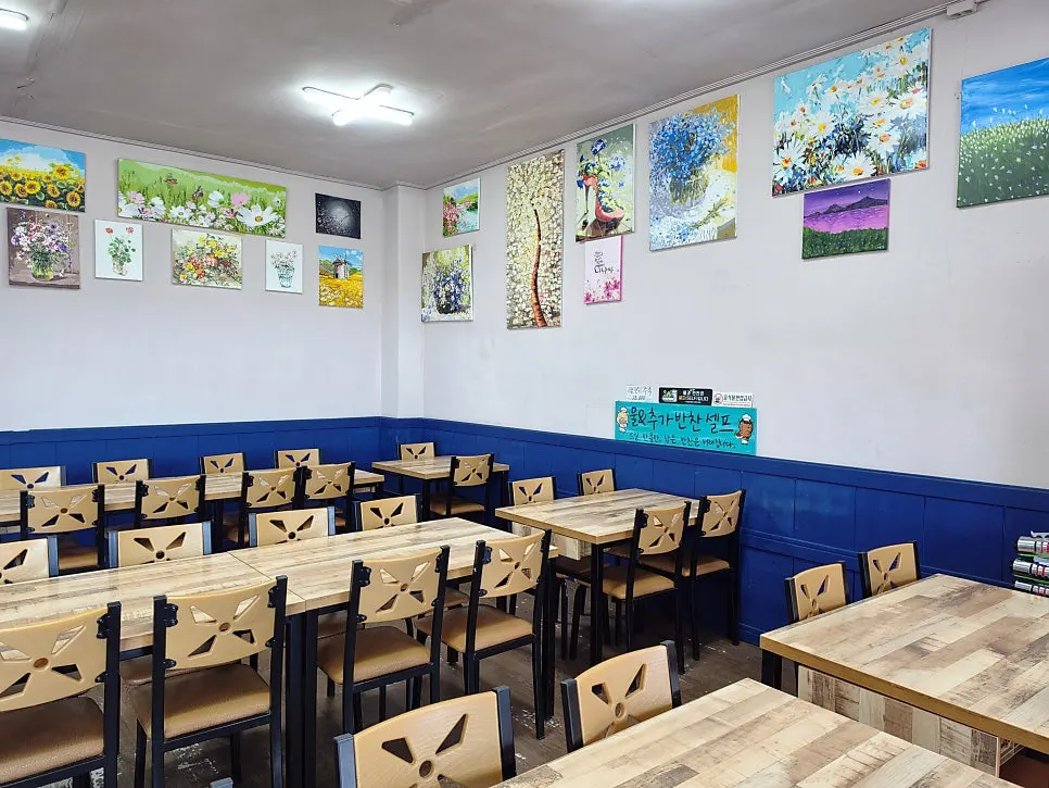 Restaurant space decorated with cute small items