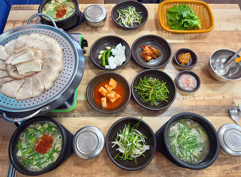 Table set with gukbap and suyuk