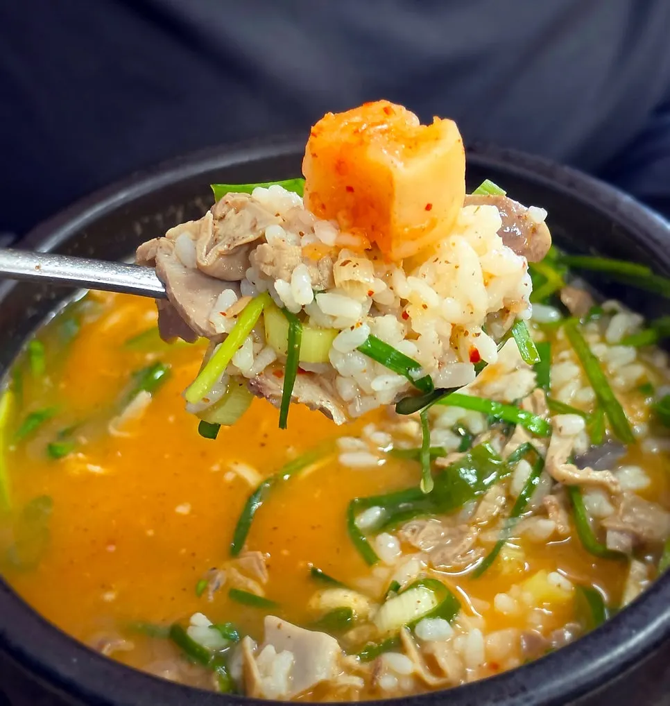 Kimchi and kkakdugi served with mixed gukbap