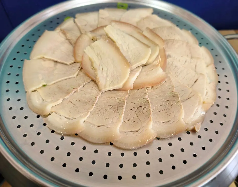 Plate of small suyuk at Bongga Gukbap