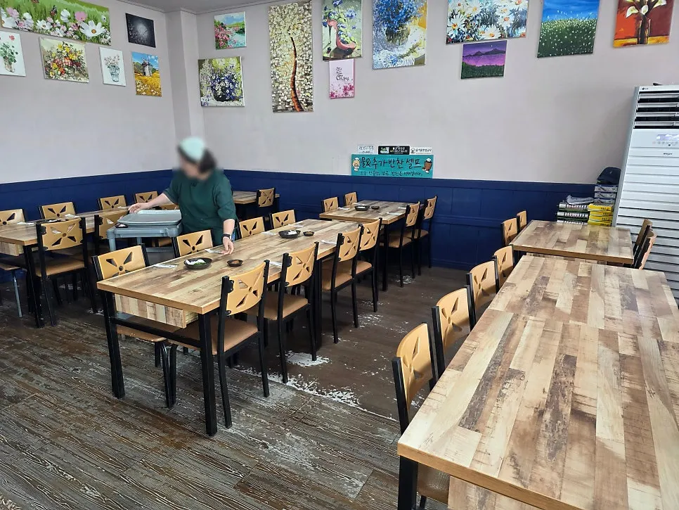 Spacious, clean interior of Bongga Gukbap